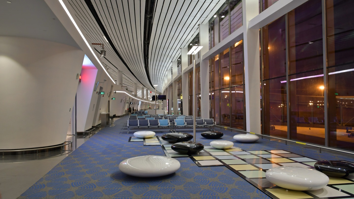 北京大興空港の広大なターミナル内部