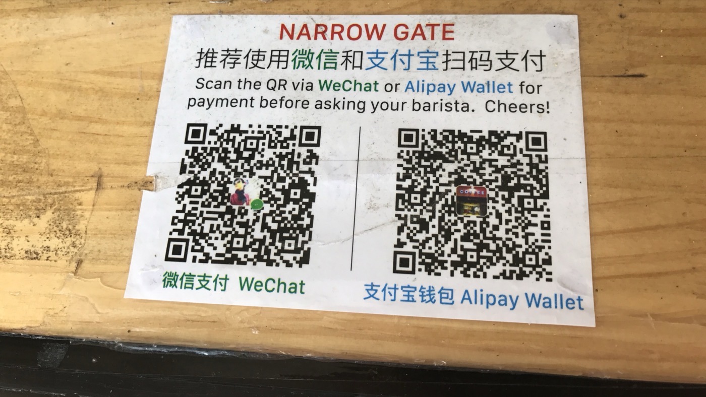 中国の店のカウンターに貼られた決済用QRコード