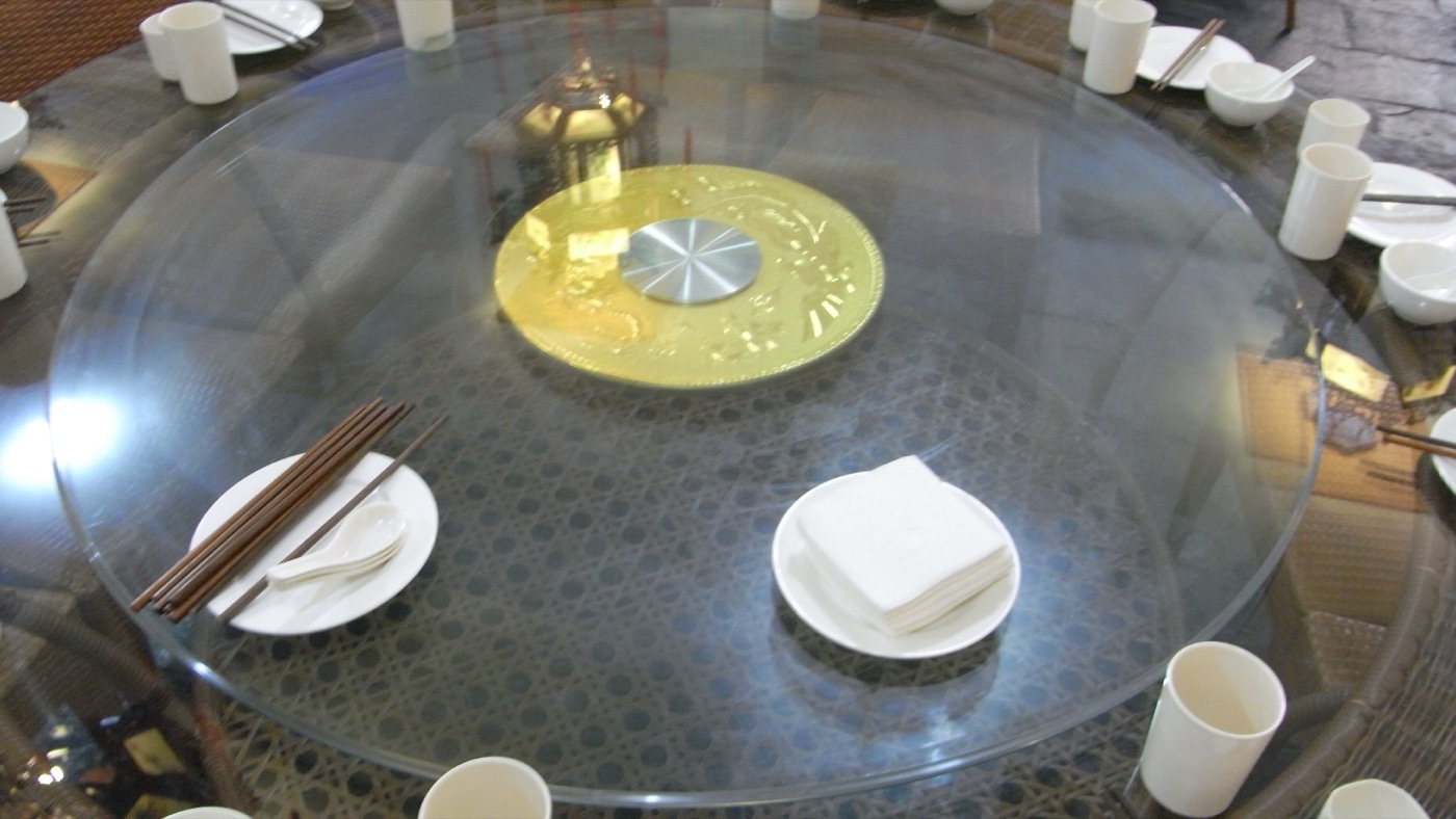 北京の飲食店で食事の支度が整えられた卓