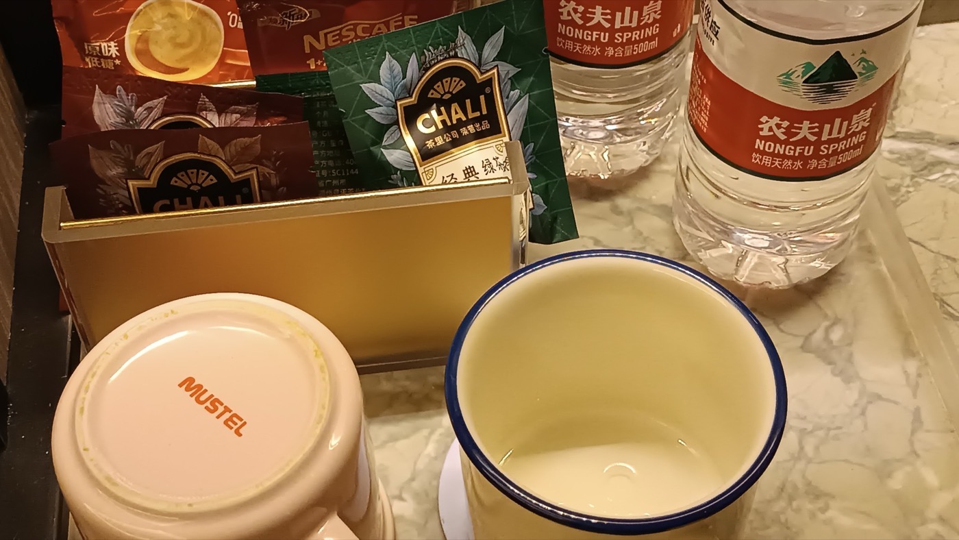 中国のホテルの部屋にあるボトルの水と電気ケトル