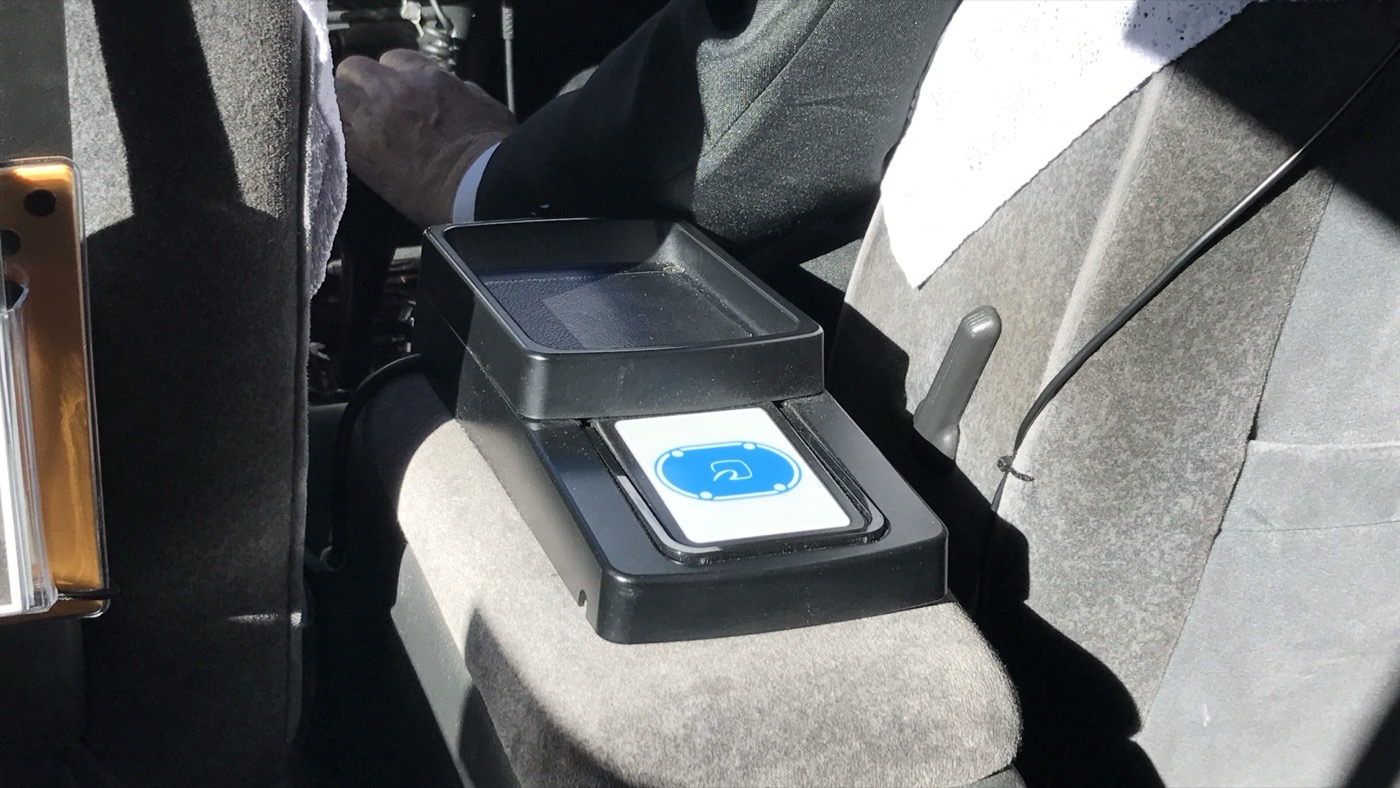 Terminal de pago con tarjeta instalado en un taxi japonés