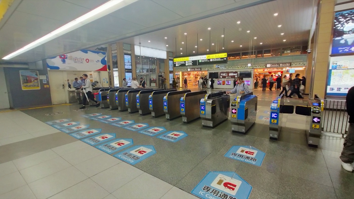 Tornos de tarjeta IC en la entrada central de la estación de Tennoji