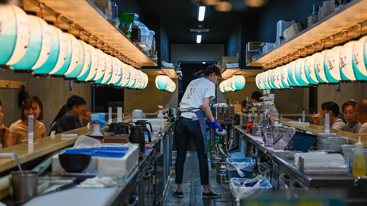 La barra de un izakaya de Osaka
