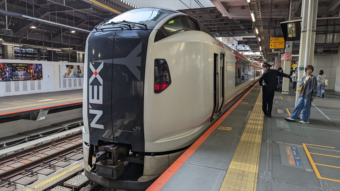 Un tren Narita Express en la estación de Shibuya