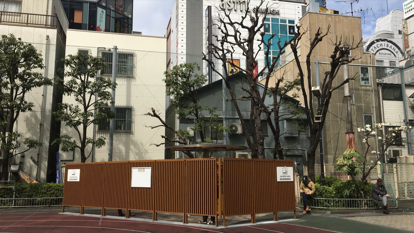 Zona de fumadores señalizada al aire libre en Shimbashi, Tokio