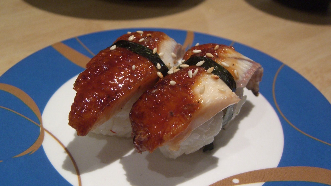 Sushi nigiri servido en un plato