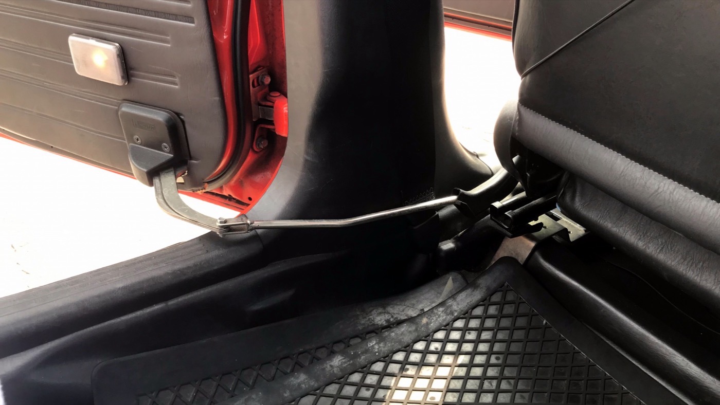 La varilla mecánica que abre la puerta trasera de un taxi desde el asiento del conductor