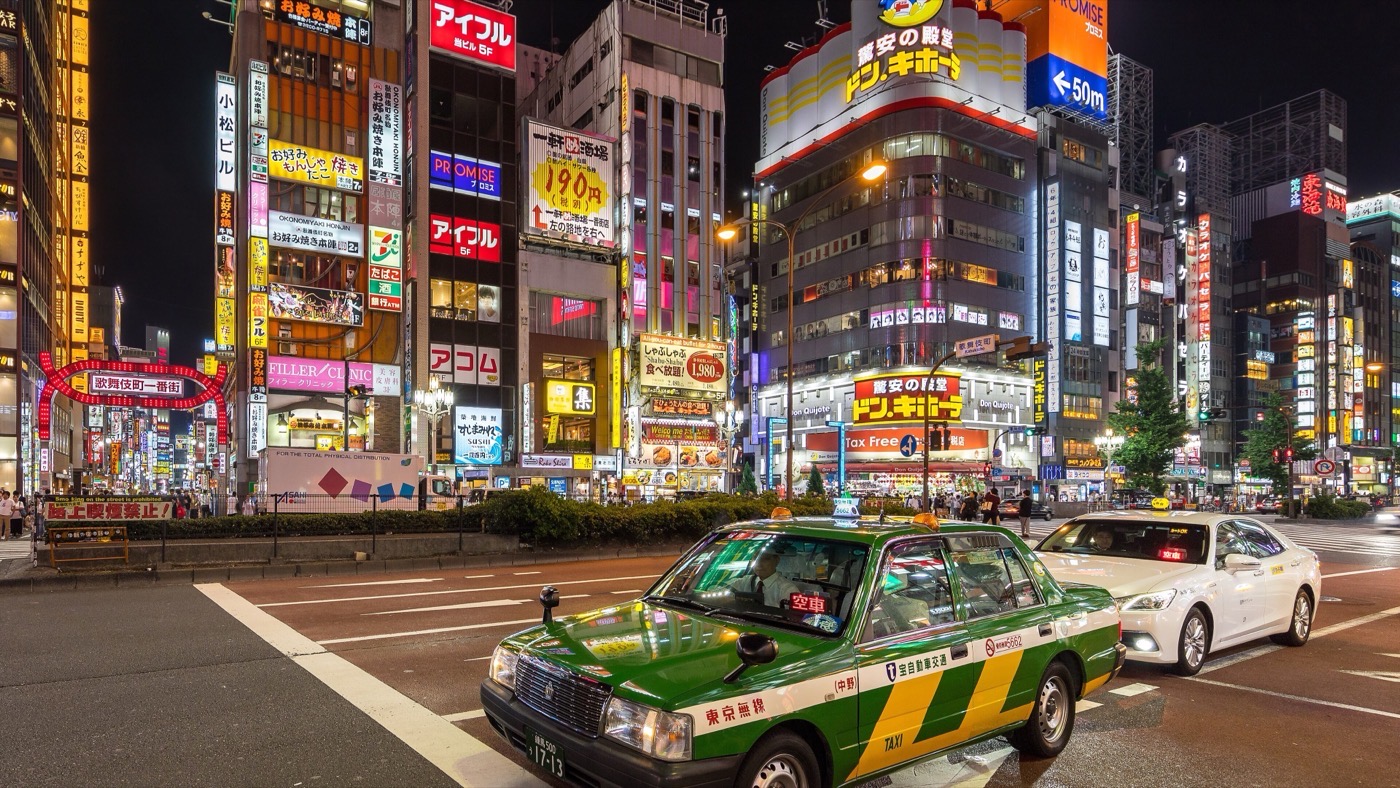 Un taxi esperando de noche en Yasukuni-dori, Shinjuku, Tokio