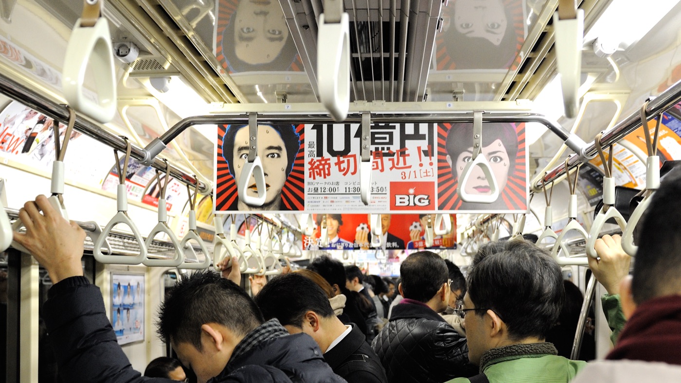 Pasajeros en un tren del metro de Tokio en hora punta