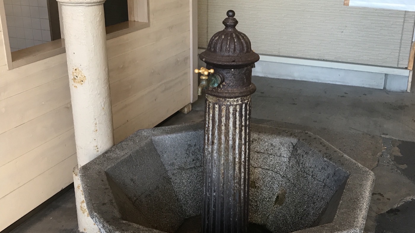 Una fuente de agua potable pública dentro de la estación de Mojiko
