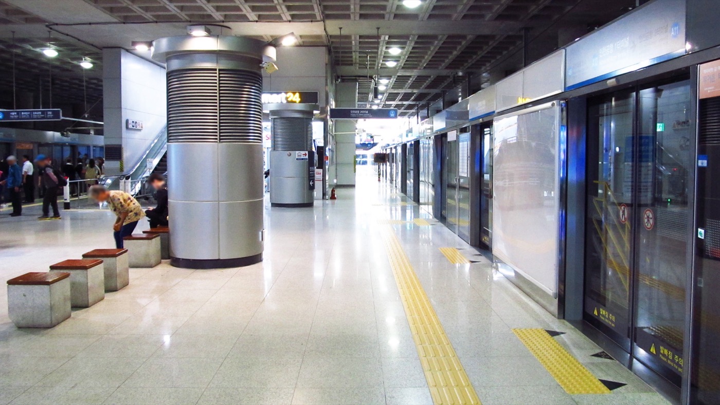 El andén del tren del aeropuerto en la estación de la Terminal 1 de Incheon