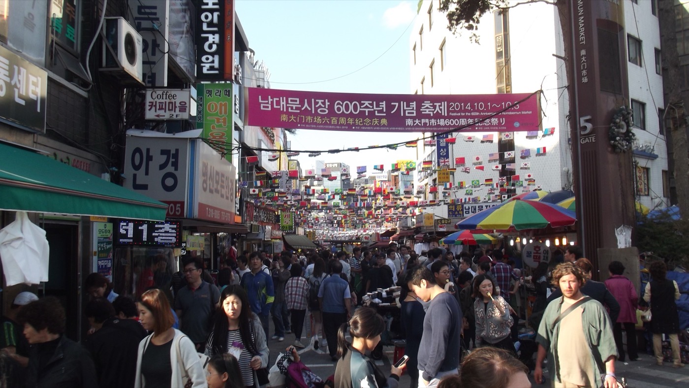 Un callejón abarrotado del mercado de Namdaemun, en Seúl