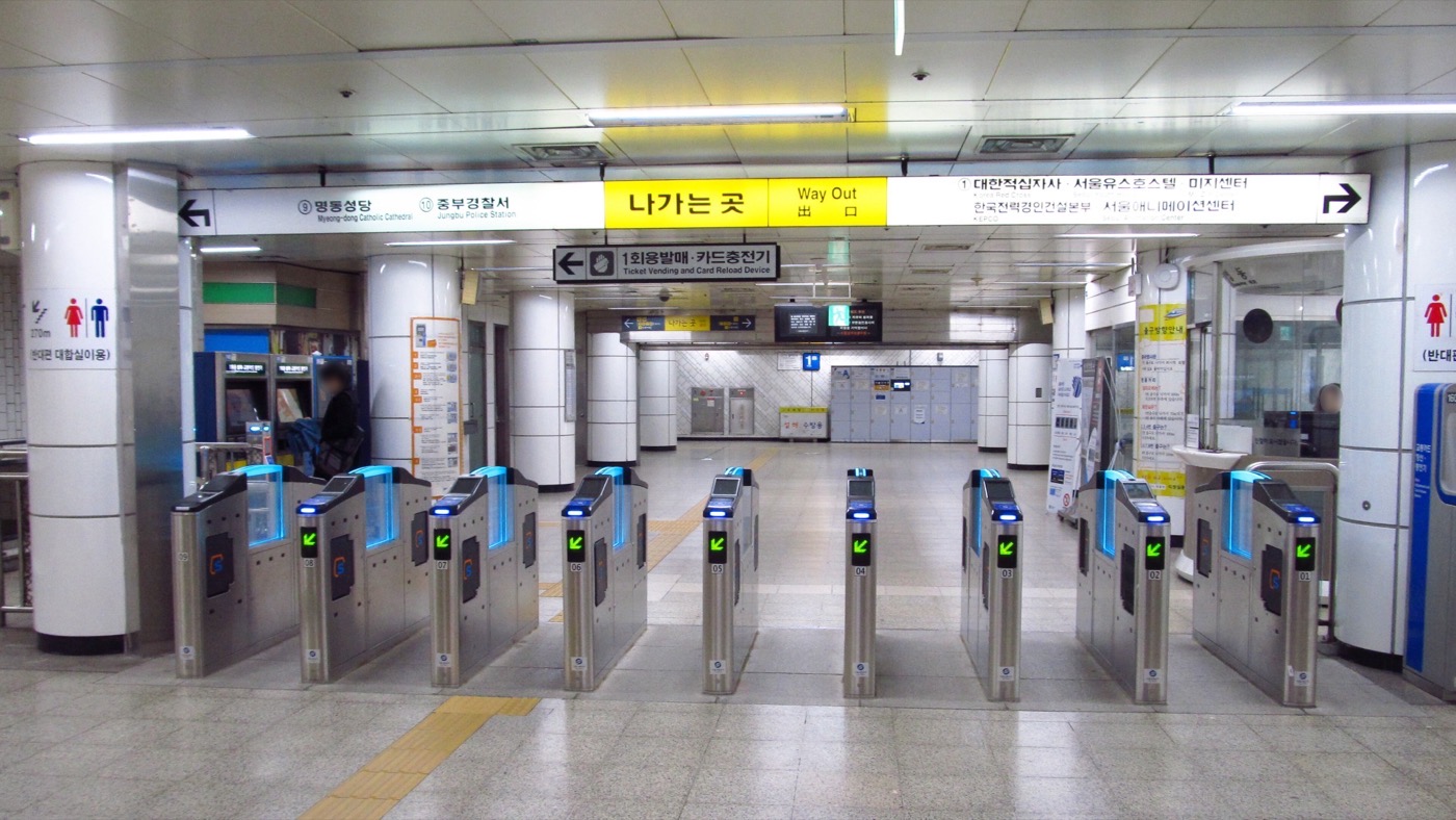 Los tornos de la estación de Myeongdong, metro de Seúl