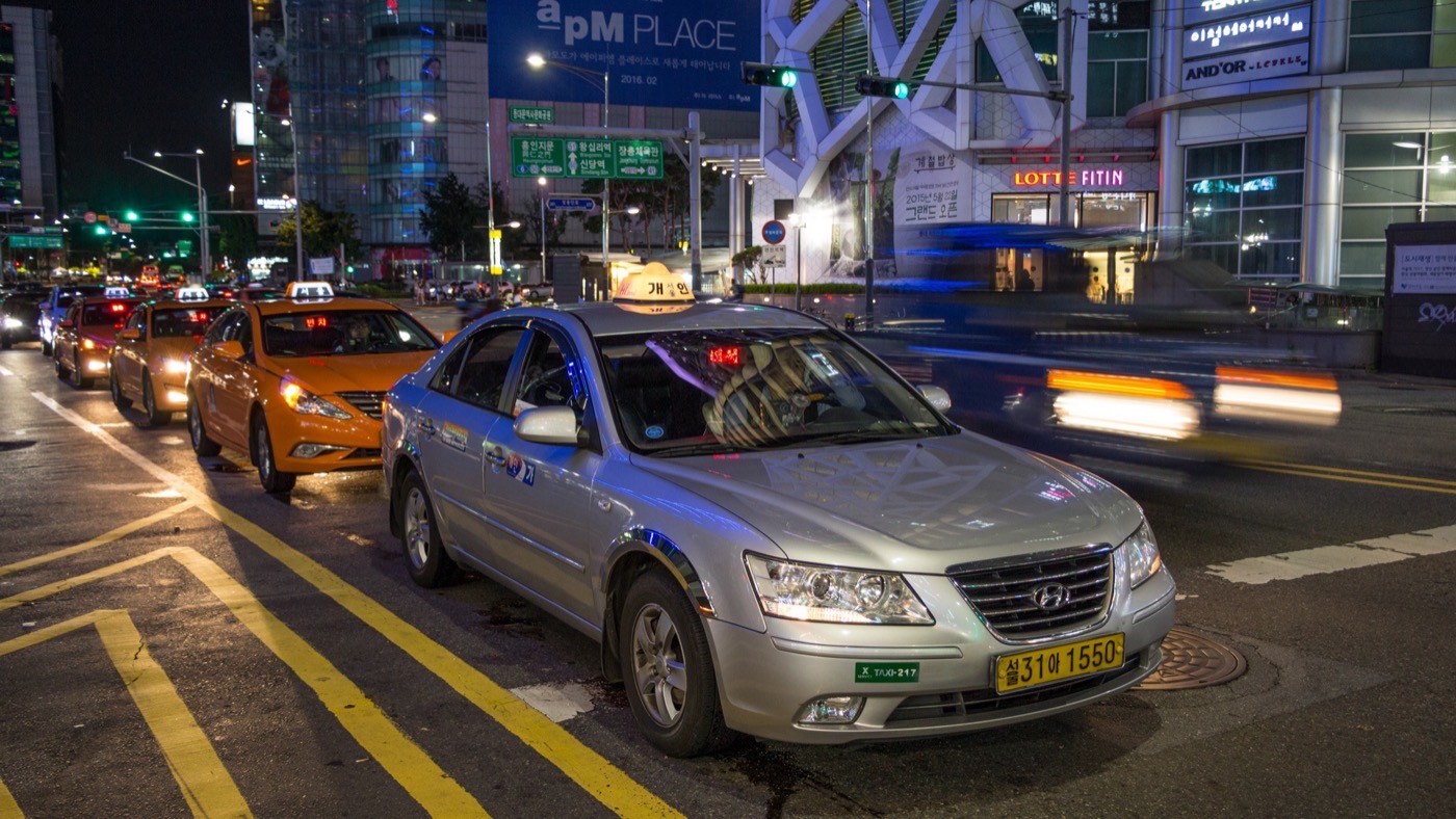Taxis en fila en una calle de Seúl
