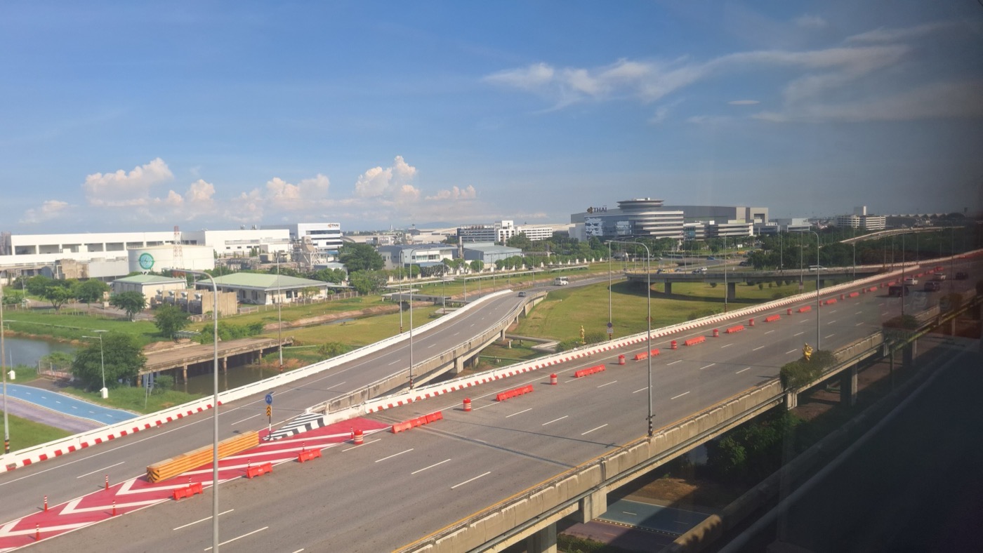 Un tren del Airport Rail Link acercándose al aeropuerto de Suvarnabhumi