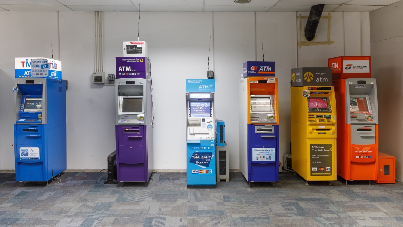 Una hilera de cajeros bancarios en la zona de llegadas del aeropuerto de Phuket
