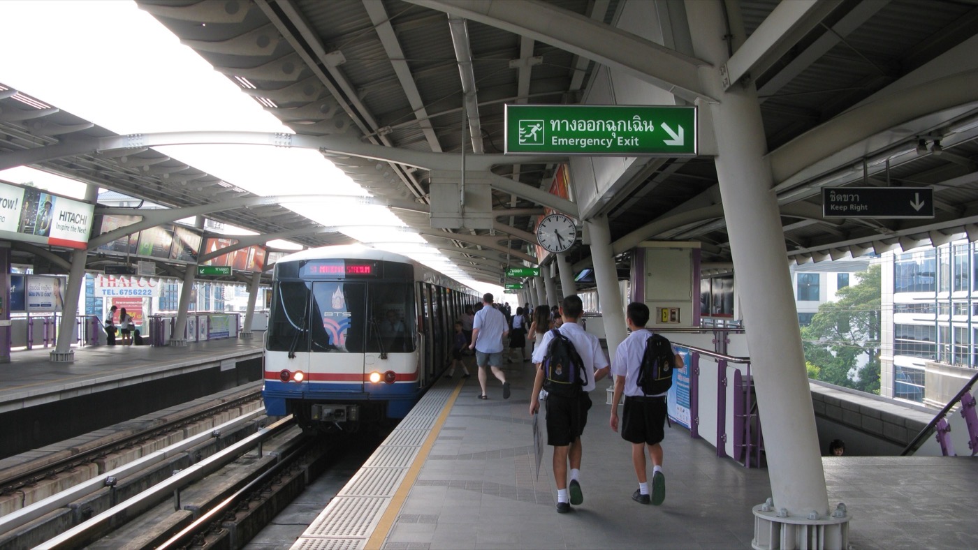 Un tren del BTS Skytrain entrando en una estación elevada de Bangkok