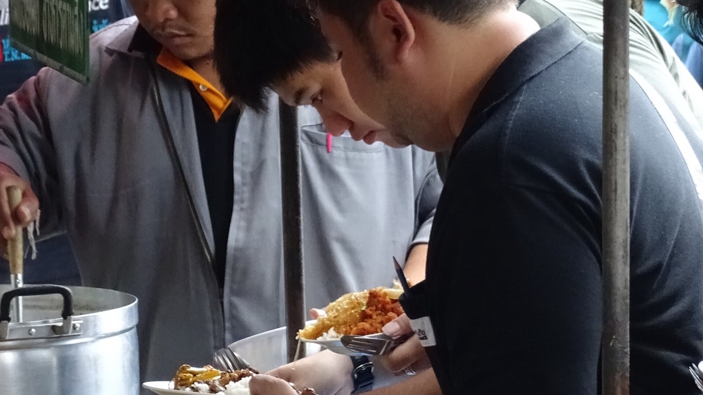 Un puesto de comida callejera en Bangkok