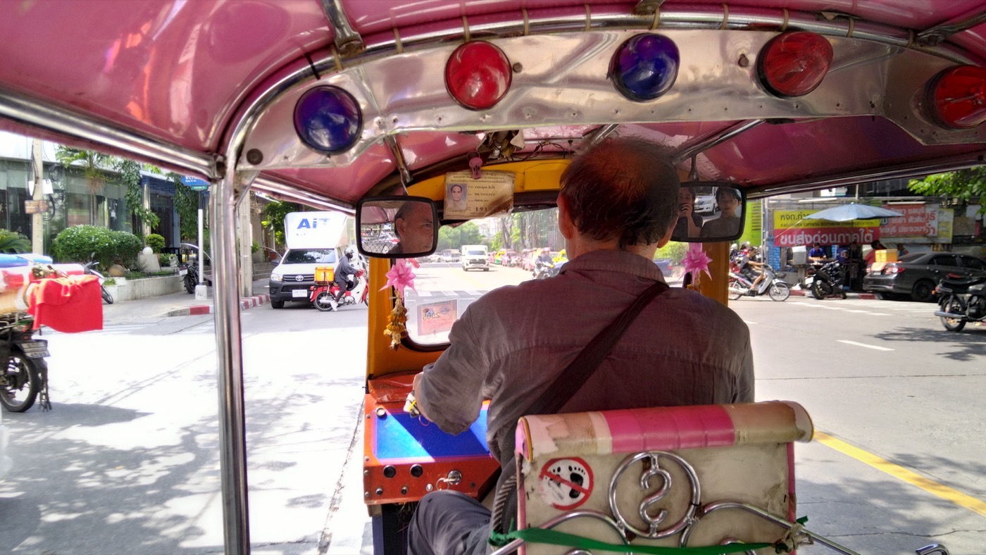 La vista desde dentro de un tuk-tuk circulando por Bangkok