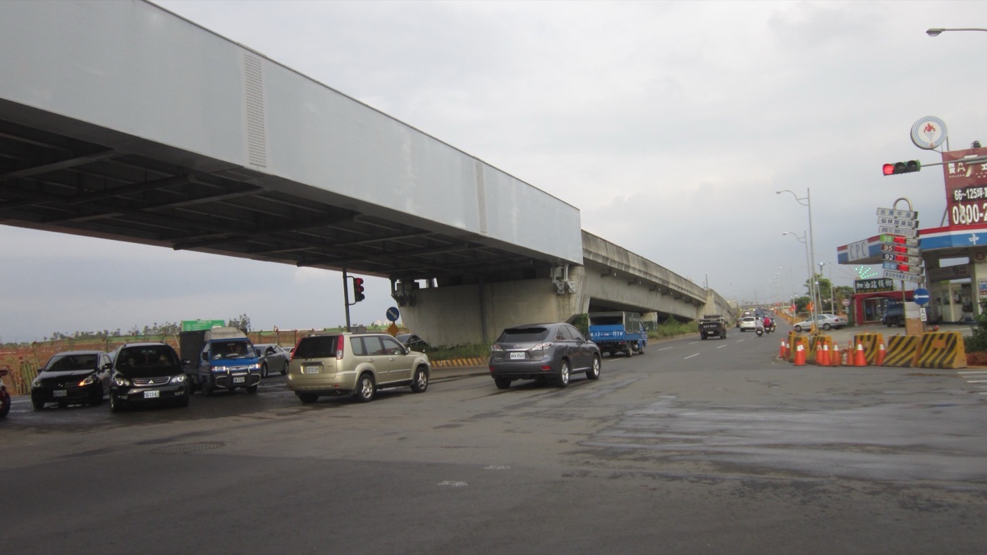 Un tren del MRT del aeropuerto de Taoyuan sobre vía elevada