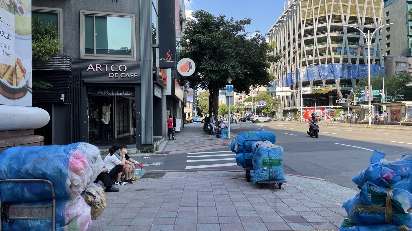 Vecinos de Taipéi esperando con sus bolsas al camión de la basura de la tarde