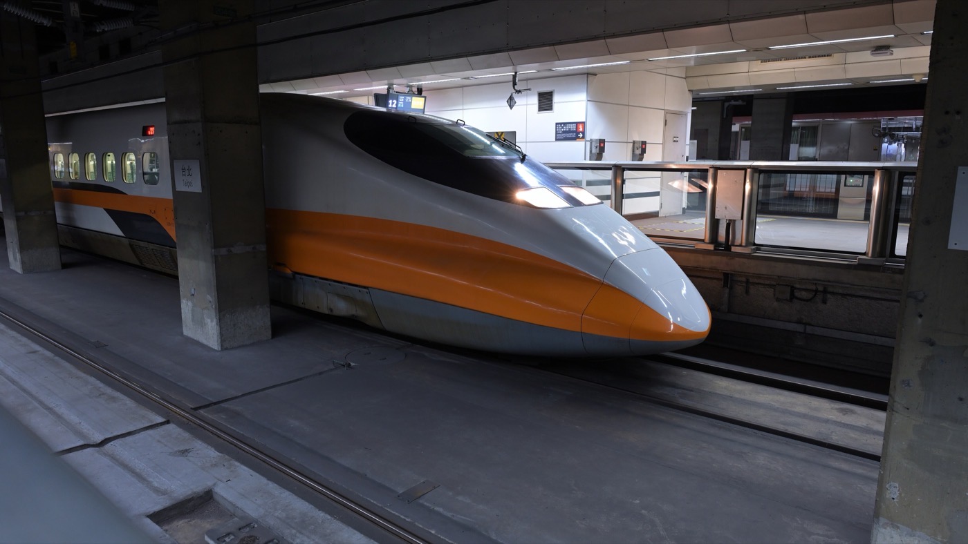Un tren de alta velocidad de Taiwán en el andén de la estación central de Taipéi