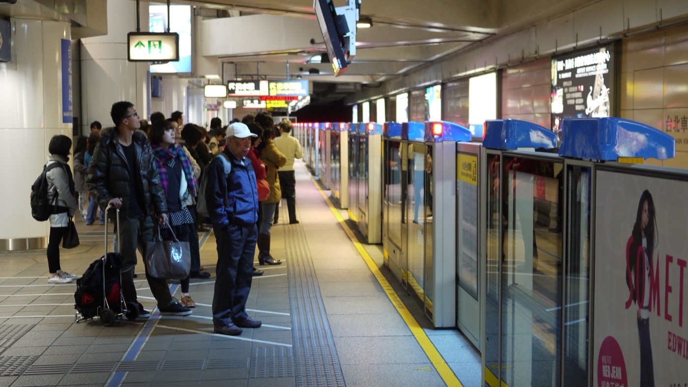 Viajeros esperando en un andén del metro de Taipéi