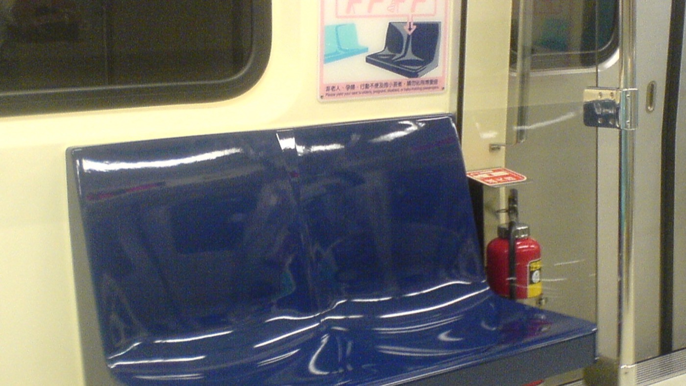 Asientos prioritarios azul oscuro en un vagón del metro de Taipéi