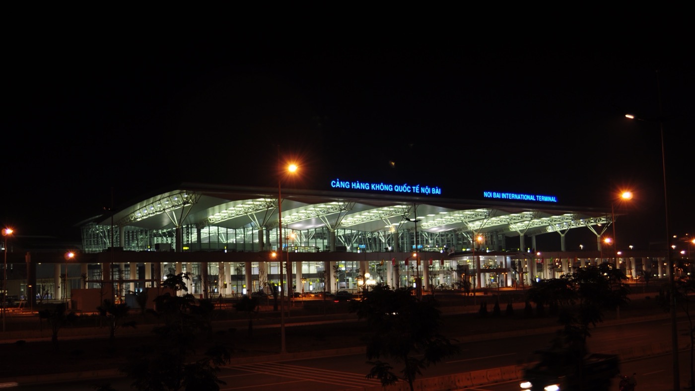 La terminal 2 del aeropuerto internacional de Noi Bai, en Hanói, de noche