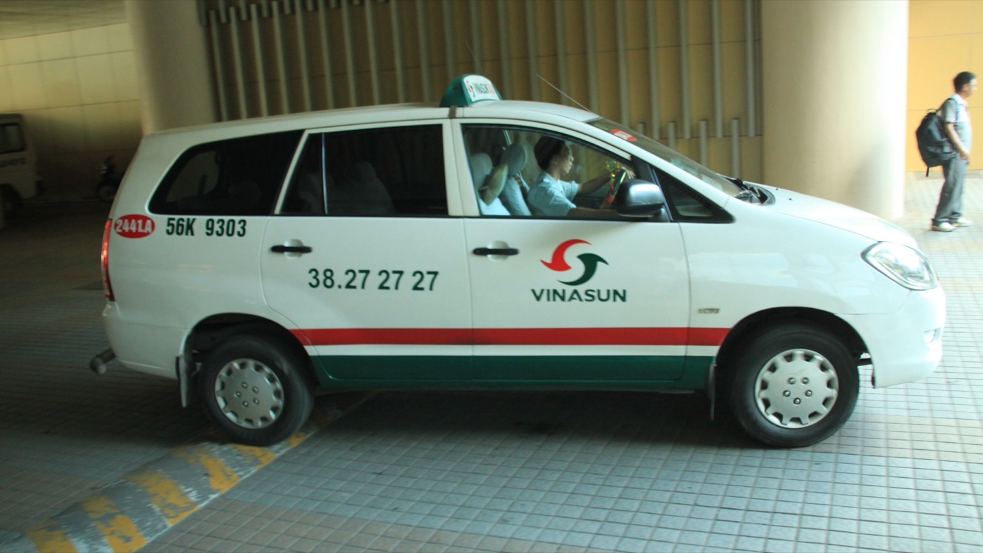 Un taxi Vinasun blanco en Ciudad Ho Chi Minh