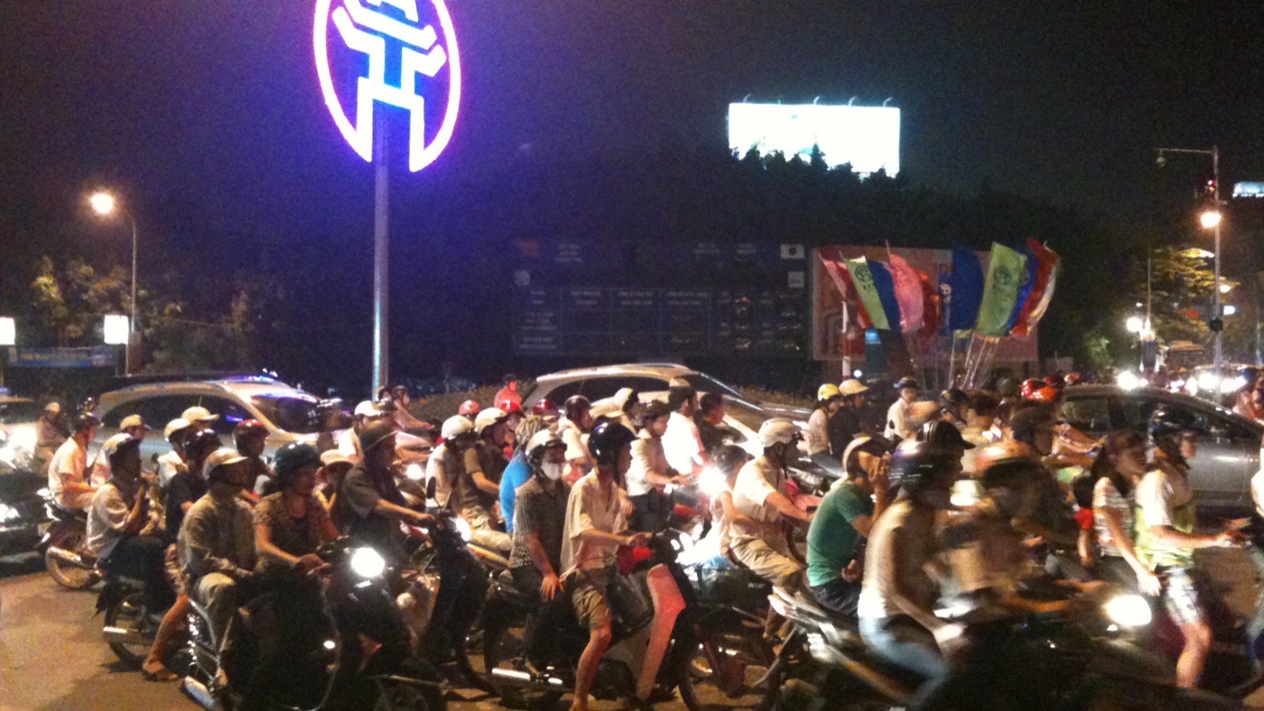 El flujo de motos llenando la calle Kim Ma en Hanói