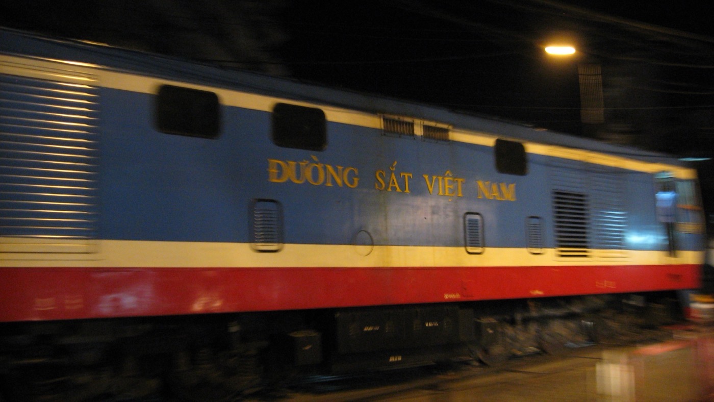 El Reunification Express cruzando un paso a nivel en Hanói